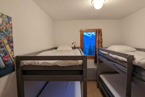 Krevet ili kreveti na kat u jedinici u objektu Chalet à Oz à 150m du domaine de ski Alpe d'Huez