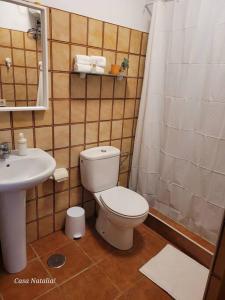 Baño pequeño con aseo y lavamanos en Casa Natalia., en Taibique