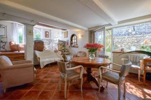 ein Wohnzimmer mit einem Tisch und Stühlen in der Unterkunft Maison chez nous in Izeron