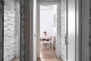 un pasillo con una mesa en una habitación blanca en Centric Apartments Sagrada Famila 3 en Barcelona