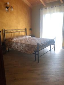 Bett in einem Zimmer mit Fenster in der Unterkunft La Rosa Rampicante in Castagnole Monferrato