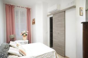 1 dormitorio pequeño con 1 cama y chimenea en T3 colonella, en Bastia