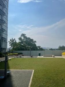 un parc avec de l'herbe, une clôture et un bâtiment dans l'établissement Davao BellaDom Staycation, à Davao