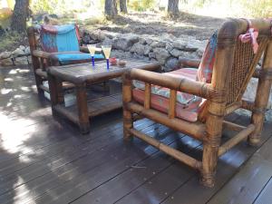 2 chaises et une table sur une terrasse dans l'établissement bungalow au calme, à Saint-Savournin