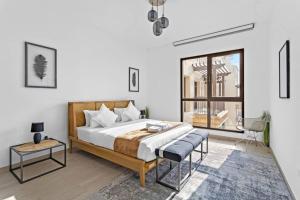 - une chambre avec un lit, une table et une fenêtre dans l'établissement StoneTree - Elegant 1 BR in Madinat Jumeirah Living Rahaal 2, à Dubaï