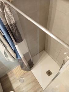 La salle de bains est pourvue d'une douche avec rideau de douche. dans l'établissement Paraíso San Telmo, à Puerto de la Cruz