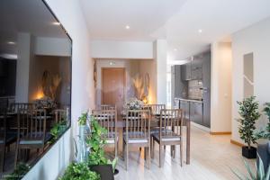 jadalnia ze stołem i krzesłami oraz kuchnia w obiekcie Lc Apartments - Sunset w mieście Santa Maria