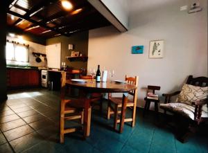 a kitchen and dining room with a wooden table and chairs at APART PIRAMIDe in El Chalten