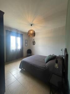 Postel nebo postele na pokoji v ubytování Villa Romane: piscine et aire de jeux + 6 fotografií