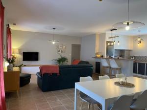 Posezení v ubytování Villa Romane: piscine et aire de jeux