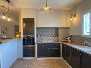 Kuchyň nebo kuchyňský kout v ubytování Villa Romane: piscine et aire de jeux