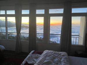 Gulta vai gultas numurā naktsmītnē Panoramic View Guest House Sarangkot