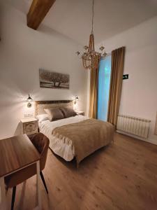 Schlafzimmer mit einem Bett, einem Schreibtisch und einem Fenster in der Unterkunft Apartamentos Santander 1 in Santander