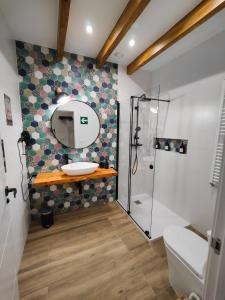 een badkamer met een wastafel en een douche bij Apartamentos Santander 1 in Santander