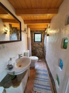 Koupelna v ubytování Cosy Clayhouse Quinta Carapeto