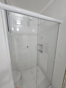a shower with a glass door in a bathroom at Spazzio diRoma com acesso ao Acqua Park, Caldas Novas in Caldas Novas