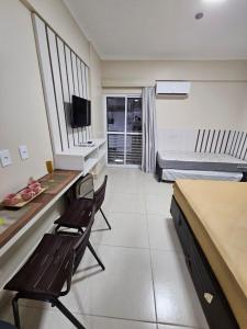 Zimmer mit einem Schreibtisch, einem Bett und einem Stuhl in der Unterkunft Spazzio diRoma com acesso ao Acqua Park, Caldas Novas in Caldas Novas