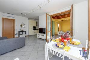 eine Küche und ein Wohnzimmer mit einem Tisch und Stühlen in der Unterkunft Desenzanoloft Oasis in Desenzano del Garda