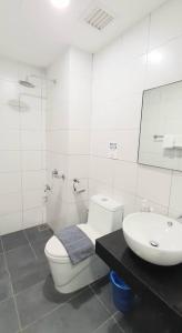 Bathroom sa Chambers Residence Luxury Suites by Cozy Stay