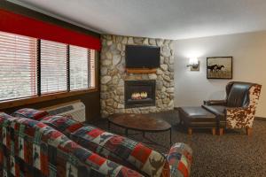 a living room with a couch and a fireplace at Stoney Creek Inn Quincy in Quincy
