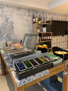 聖朱利安斯的住宿－The G Hotel by JL，厨房里的自助餐,包括餐桌上的食品