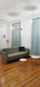 sala de estar con sofá y 2 mesas en Confort et charme dans le centre ancien * FIBRE * café draps serviettes inclus *, en Romans-sur-Isère