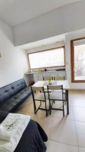 Habitación con mesa, mesa y sillas. en Encanto Fueguino calido centrico wifi para dos en Ushuaia