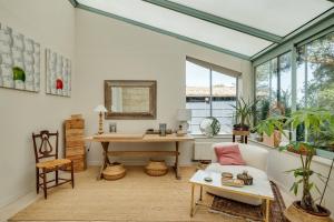 una sala de estar con un escritorio y un sofá en L'escapade, en Carignan