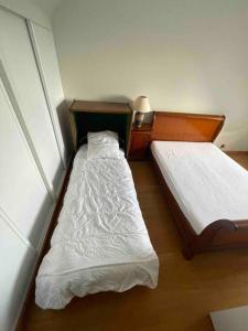Una cama o camas en una habitación de Charmante maison en pierre