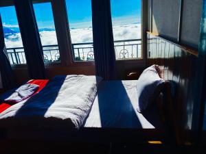 Gulta vai gultas numurā naktsmītnē Panoramic View Guest House Sarangkot