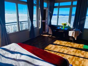 Gulta vai gultas numurā naktsmītnē Panoramic View Guest House Sarangkot