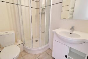 een badkamer met een douche, een toilet en een wastafel bij Le Grand Bois in Courchevel