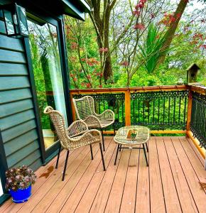 Romantic Retreat with Spa and Private Gardens的阳台或露台