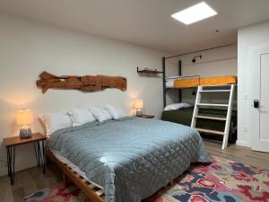 a bedroom with a bed and two bunk beds at Dolores Bike Hostel in Dolores