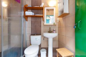 La Cuevita de Hilario في أرتينارا: حمام صغير مع مرحاض ومغسلة