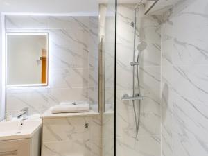 シュルーズベリーにあるPass the Keys Amaranth Stylish town centre apartmentのシャワーと洗面台付きのバスルーム