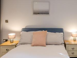 シュルーズベリーにあるPass the Keys Amaranth Stylish town centre apartmentのベッドルーム1室(ベッド1台、テーブルにランプ2つ付)