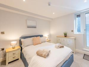 シュルーズベリーにあるPass the Keys Amaranth Stylish town centre apartmentのベッドと2つの窓がある寝室 +4枚の写真
