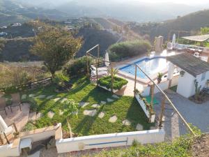 een luchtzicht op een huis met een zwembad bij Casita Johanna in Viñuela