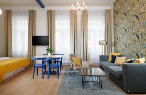 ein Wohnzimmer mit einem Sofa und einem Tisch in der Unterkunft City Nest Apartments by Adrez in Prag