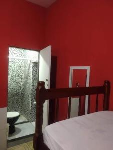 um quarto com uma cama e uma casa de banho com um chuveiro em Casarão Hostel e Pousada em Abraão