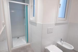 La salle de bains est pourvue d'une douche, de toilettes et d'un lavabo. dans l'établissement [700mStazioneCentrale]Ampio Trilocale con 2Balconi, à Trieste