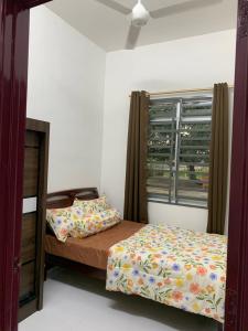 una camera da letto con un letto e una finestra di Rezeki indah Hstay self check in a Bukit Mertajam