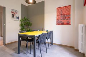 une salle à manger avec une table et des chaises jaunes dans l'établissement [700mStazioneCentrale]Ampio Trilocale con 2Balconi, à Trieste