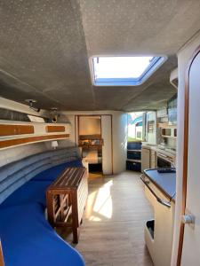 Yate en Gijon , experiencia única的厨房或小厨房
