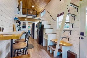 ein kleines Haus mit einer Treppe und einer Küche in der Unterkunft Tiny Tiger in Issaquah
