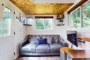 ein Wohnzimmer mit einer Couch in einem winzigen Haus in der Unterkunft Tiny Tiger in Issaquah