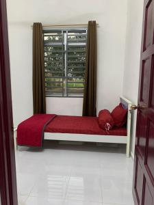 Cama pequeña en habitación con ventana en Rezeki indah Hstay self check in en Bukit Mertajam