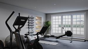un gimnasio con cintas de correr y bicicletas estáticas en una habitación en King Street Aparthotel, en Stirling