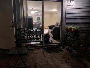 - un salon avec une chaise et un miroir dans l'établissement Snowbirds escape / vacation gateway #a, à Englewood